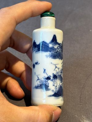 Two Chinese blue and white snuff bottles and two blue, white and copper-red snuff bottles, 19th C. — photo 17