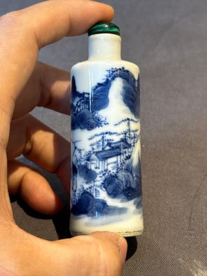 Two Chinese blue and white snuff bottles and two blue, white and copper-red snuff bottles, 19th C. — photo 18