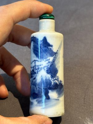 Two Chinese blue and white snuff bottles and two blue, white and copper-red snuff bottles, 19th C. — photo 19