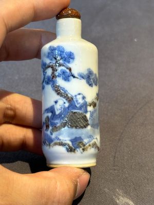 Two Chinese blue and white snuff bottles and two blue, white and copper-red snuff bottles, 19th C. — photo 24