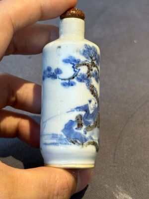 Two Chinese blue and white snuff bottles and two blue, white and copper-red snuff bottles, 19th C. — photo 25