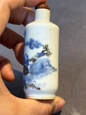 Two Chinese blue and white snuff bottles and two blue, white and copper-red snuff bottles, 19th C. — photo 26