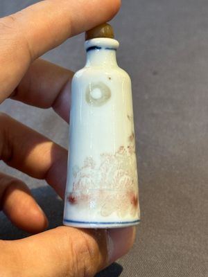 Two Chinese blue and white snuff bottles and two blue, white and copper-red snuff bottles, 19th C. — photo 3