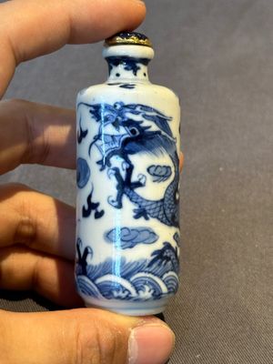 Two Chinese blue and white snuff bottles and two blue, white and copper-red snuff bottles, 19th C. — photo 9