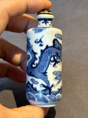Two Chinese blue and white snuff bottles and two blue, white and copper-red snuff bottles, 19th C. — photo 10