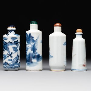Two Chinese blue and white snuff bottles and two blue, white and copper-red snuff bottles, 19th C. — photo 3