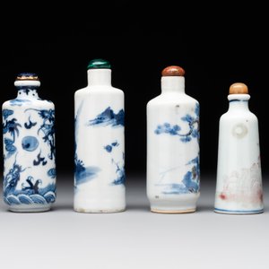 Two Chinese blue and white snuff bottles and two blue, white and copper-red snuff bottles, 19th C. — photo 4