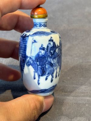 Two Chinese blue and white snuff bottles, Yongzheng mark, 18/19th C. — photo 2