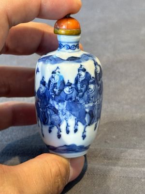 Two Chinese blue and white snuff bottles, Yongzheng mark, 18/19th C. — photo 3