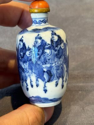 Two Chinese blue and white snuff bottles, Yongzheng mark, 18/19th C. — photo 4