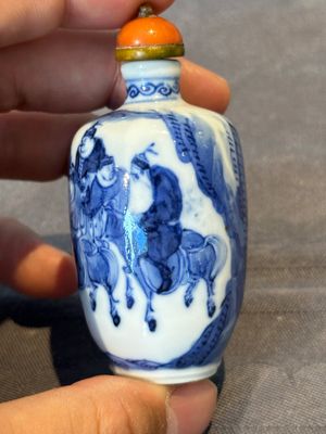 Two Chinese blue and white snuff bottles, Yongzheng mark, 18/19th C. — photo 5