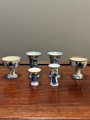 Two Chinese blue and white stem cups and four miniature 'gu' vases, Kangxi — 照片 1