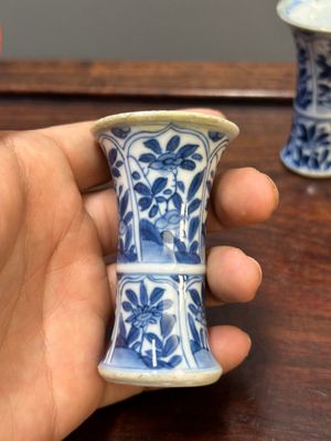 Two Chinese blue and white stem cups and four miniature 'gu' vases, Kangxi — 照片 17