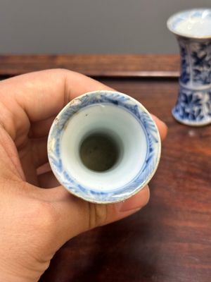 Two Chinese blue and white stem cups and four miniature 'gu' vases, Kangxi — 照片 18