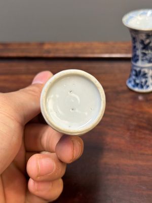 Two Chinese blue and white stem cups and four miniature 'gu' vases, Kangxi — 照片 19