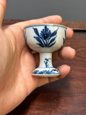 Two Chinese blue and white stem cups and four miniature 'gu' vases, Kangxi — 照片 20
