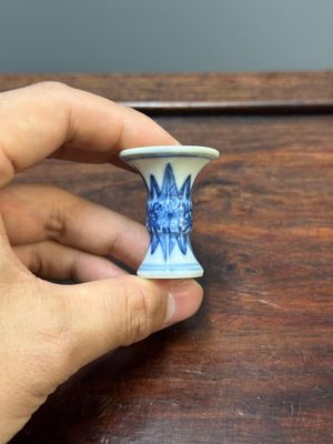 Two Chinese blue and white stem cups and four miniature 'gu' vases, Kangxi — 照片 2