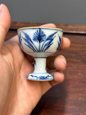 Two Chinese blue and white stem cups and four miniature 'gu' vases, Kangxi — 照片 24