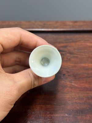 Two Chinese blue and white stem cups and four miniature 'gu' vases, Kangxi — 照片 5