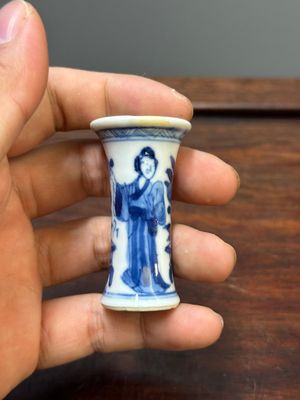 Two Chinese blue and white stem cups and four miniature 'gu' vases, Kangxi — 照片 8