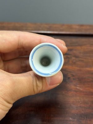 Two Chinese blue and white stem cups and four miniature 'gu' vases, Kangxi — 照片 9