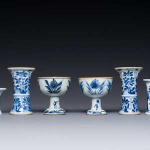 Two Chinese blue and white stem cups and four miniature 'gu' vases, Kangxi — 照片 4
