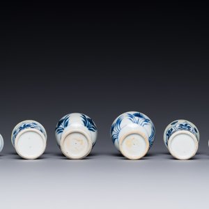 Two Chinese blue and white stem cups and four miniature 'gu' vases, Kangxi — 照片 5