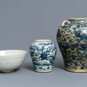 Two Chinese blue and white Swatow jars and a bowl, Ming — 照片 3