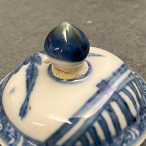 Two Chinese blue and white teapots and a cream jug, Yongzheng — photo 10
