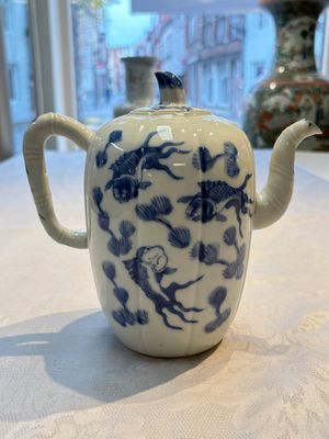 Two Chinese blue and white teapots and covers depicting goldfish and 'Wu Lao Guan Taiji 五老觀太極', Daoguang mark, 19th C. — photo 11