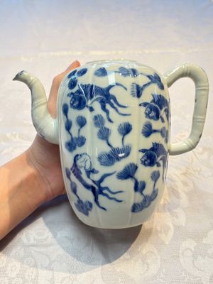 Two Chinese blue and white teapots and covers depicting goldfish and 'Wu Lao Guan Taiji 五老觀太極', Daoguang mark, 19th C. — photo 14
