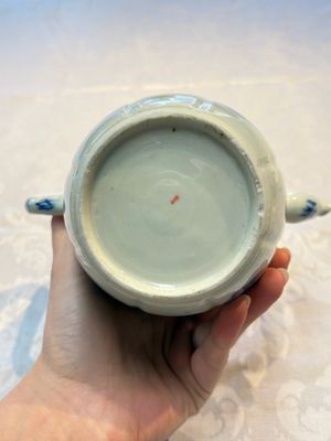 Two Chinese blue and white teapots and covers depicting goldfish and 'Wu Lao Guan Taiji 五老觀太極', Daoguang mark, 19th C. — photo 17