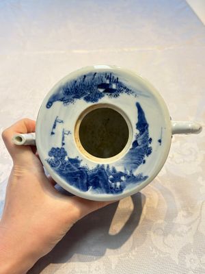 Two Chinese blue and white teapots and covers depicting goldfish and 'Wu Lao Guan Taiji 五老觀太極', Daoguang mark, 19th C. — photo 6