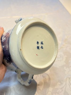 Two Chinese blue and white teapots and covers depicting goldfish and 'Wu Lao Guan Taiji 五老觀太極', Daoguang mark, 19th C. — photo 8