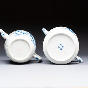 Two Chinese blue and white teapots and covers depicting goldfish and 'Wu Lao Guan Taiji 五老觀太極', Daoguang mark, 19th C. — photo 7