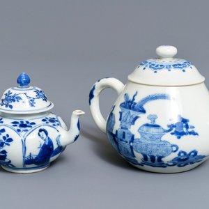 Two Chinese blue and white teapots and covers, Jiajing and Yu marks, Kangxi — 照片 1