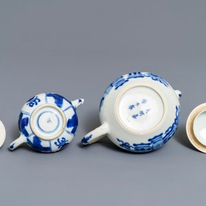 Two Chinese blue and white teapots and covers, Jiajing and Yu marks, Kangxi — 照片 7