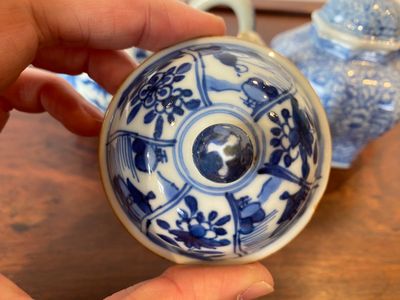Two Chinese blue and white teapots and covers, Kangxi — photo 4