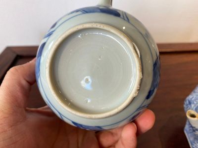 Two Chinese blue and white teapots and covers, Kangxi — photo 7