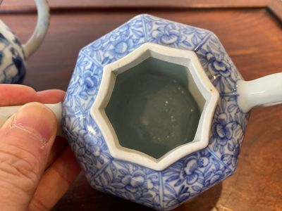 Two Chinese blue and white teapots and covers, Kangxi — photo 9