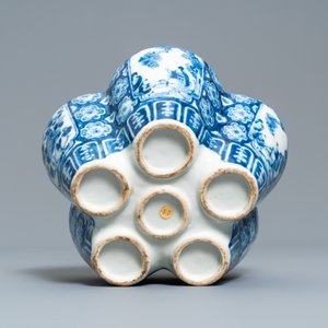 Two Chinese blue and white vases, 19th C. — 照片 14