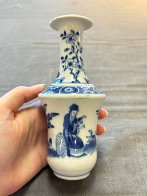 Two Chinese blue and white vases, a covered jar and a brush pot, Kangxi and later — 照片 1