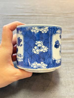 Two Chinese blue and white vases, a covered jar and a brush pot, Kangxi and later — 照片 11