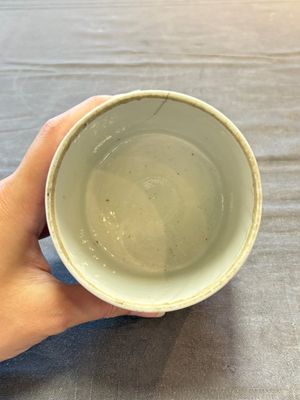 Two Chinese blue and white vases, a covered jar and a brush pot, Kangxi and later — 照片 12