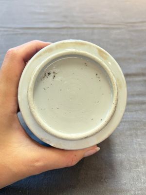 Two Chinese blue and white vases, a covered jar and a brush pot, Kangxi and later — 照片 13