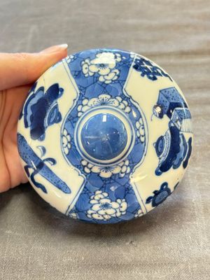 Two Chinese blue and white vases, a covered jar and a brush pot, Kangxi and later — 照片 14