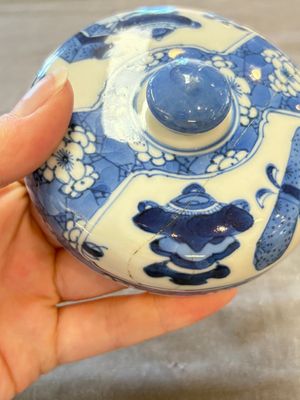Two Chinese blue and white vases, a covered jar and a brush pot, Kangxi and later — 照片 15