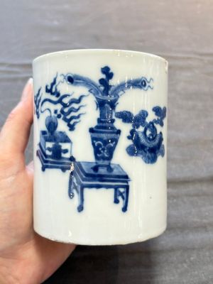 Two Chinese blue and white vases, a covered jar and a brush pot, Kangxi and later — 照片 17
