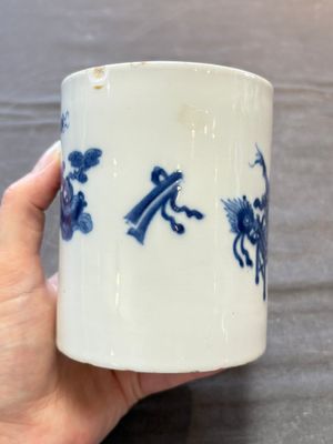 Two Chinese blue and white vases, a covered jar and a brush pot, Kangxi and later — 照片 18
