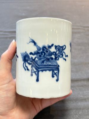 Two Chinese blue and white vases, a covered jar and a brush pot, Kangxi and later — 照片 19